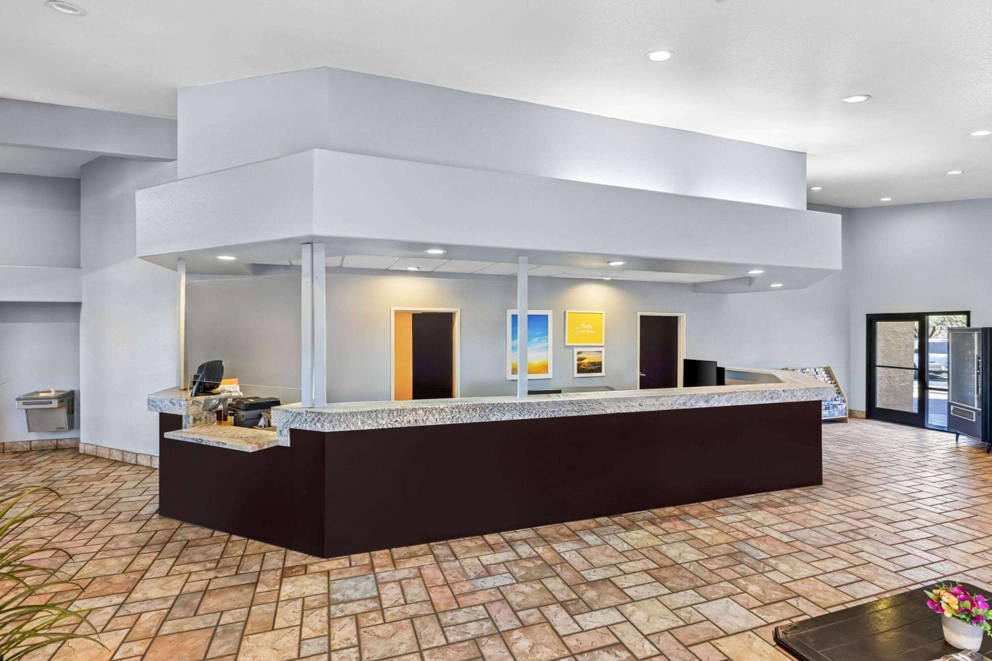 Days Inn By Wyndham Buckeye Eksteriør billede